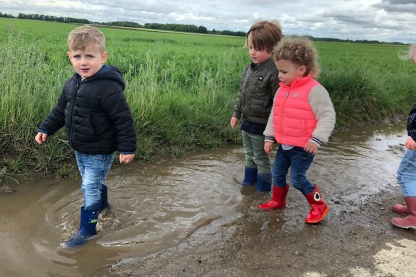 door de plassen lopen