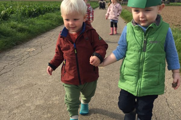 Kinderdagverblijf samen wandelen